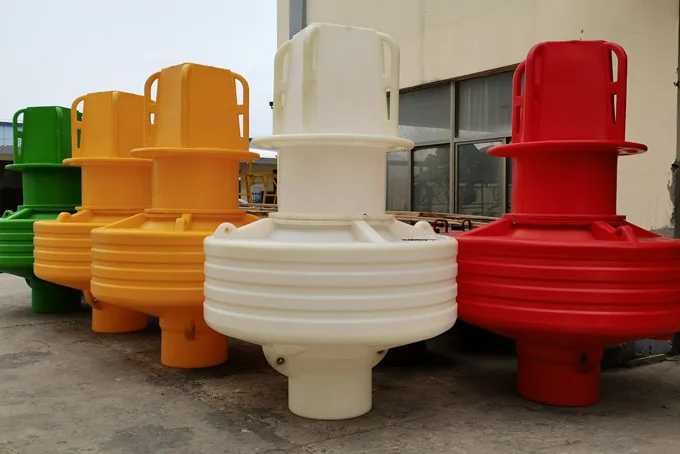 Boias marítimas de grande porte em amarelo, branco, verde e vermelho