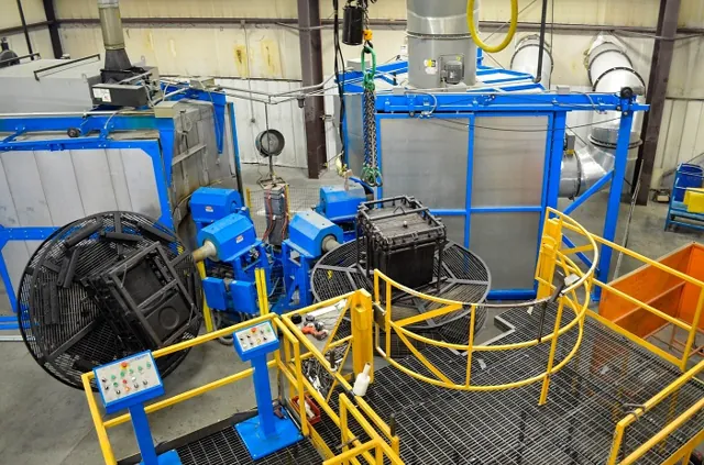 Máquina carrossel azul, com braços e plataformas de acesso
