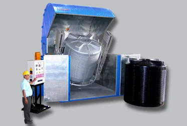 Máquina clamshell com câmara aberta e molde no interior